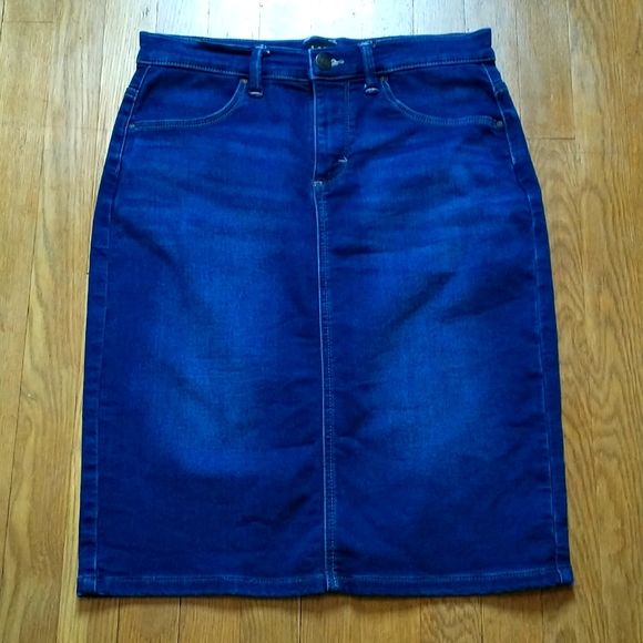 Amazon best seller Lee Women's Relaxed Fit Skirt, dark denim, size 6-8 - Picture 2 of 7